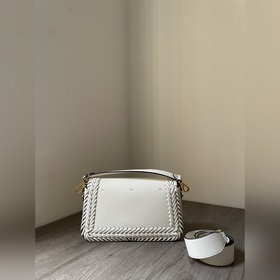 FENDI  Новая модель культовой сумки Baguette среднего размера Из