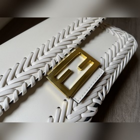 FENDI  Новая модель культовой сумки Baguette среднего размера Из