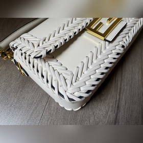 FENDI  Новая модель культовой сумки Baguette среднего размера Из
