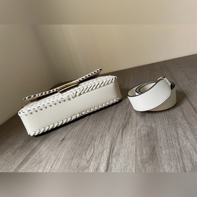 FENDI  Новая модель культовой сумки Baguette среднего размера Из