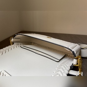 FENDI  Новая модель культовой сумки Baguette среднего размера Из