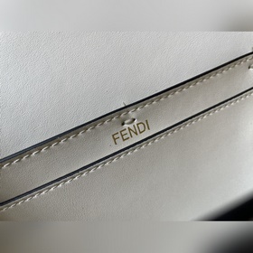 FENDI  Новая модель культовой сумки Baguette среднего размера Из