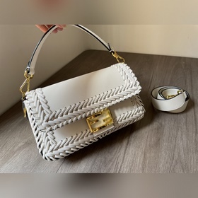 FENDI  Новая модель культовой сумки Baguette среднего размера Из