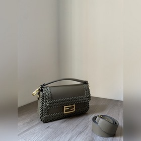 FENDI  Новая модель культовой сумки Baguette среднего размера Из