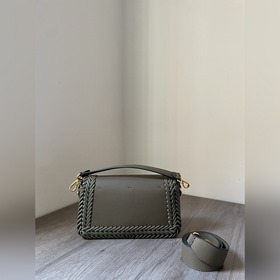 FENDI  Новая модель культовой сумки Baguette среднего размера Из
