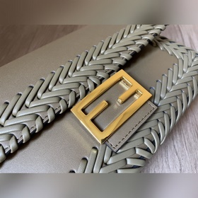 FENDI  Новая модель культовой сумки Baguette среднего размера Из