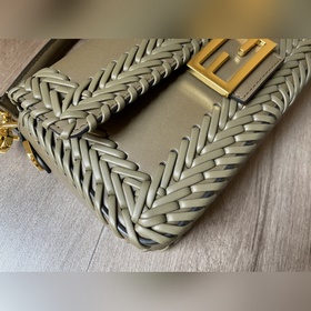 FENDI  Новая модель культовой сумки Baguette среднего размера Из
