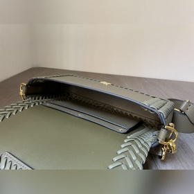 FENDI  Новая модель культовой сумки Baguette среднего размера Из