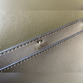 FENDI  Новая модель культовой сумки Baguette среднего размера Из