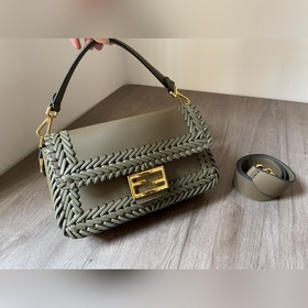 FENDI  Новая модель культовой сумки Baguette среднего размера Из