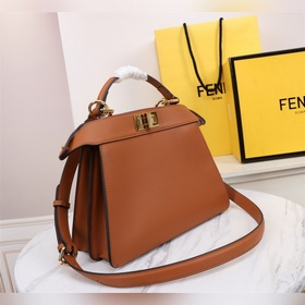 Сумка FENDI Iconic Peekaboo ISeeU среднего размера Изготовлена из