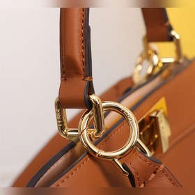 Сумка FENDI Iconic Peekaboo ISeeU среднего размера Изготовлена из