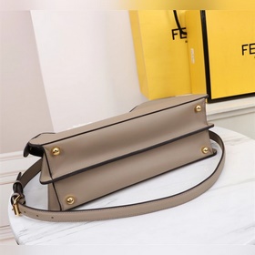 Сумка FENDI Iconic Peekaboo ISeeU среднего размера Изготовлена из