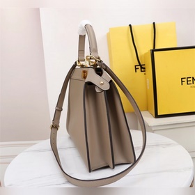 Сумка FENDI Iconic Peekaboo ISeeU среднего размера Изготовлена из