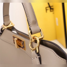 Сумка FENDI Iconic Peekaboo ISeeU среднего размера Изготовлена из