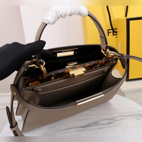 Сумка FENDI Iconic Peekaboo ISeeU среднего размера Изготовлена из