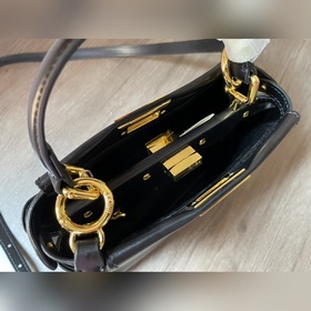 FENDI Сумка через плечо Изготовлена из кожи Peekaboo, мягкая на 