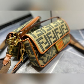 Новая ограниченная серия FENDI 2021 Baguette «Багет» — это класси