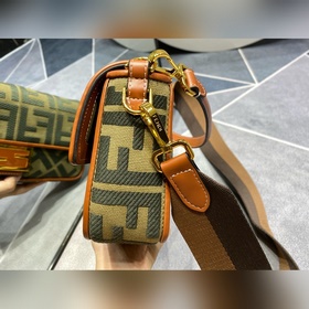 Новая ограниченная серия FENDI 2021 Baguette «Багет» — это класси