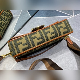 Новая ограниченная серия FENDI 2021 Baguette «Багет» — это класси