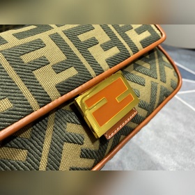 Новая ограниченная серия FENDI 2021 Baguette «Багет» — это класси