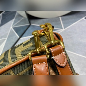 Новая ограниченная серия FENDI 2021 Baguette «Багет» — это класси