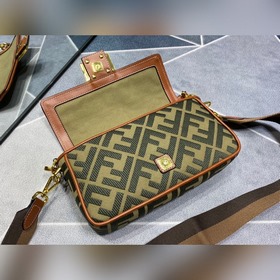 Новая ограниченная серия FENDI 2021 Baguette «Багет» — это класси