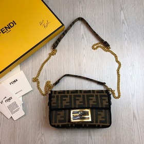 FENDI, маленькая, 19 см Новая модель сумки Baguette из импортного