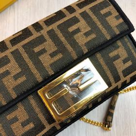 FENDI, маленькая, 19 см Новая модель сумки Baguette из импортного