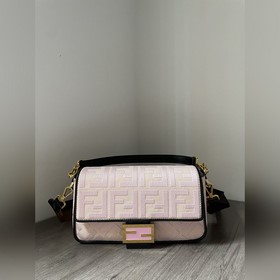 FENDI  Новейшая ограниченная серия Baguette «Багет» — это класси