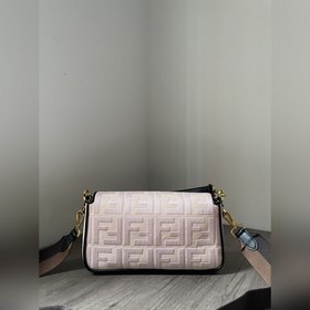 FENDI  Новейшая ограниченная серия Baguette «Багет» — это класси