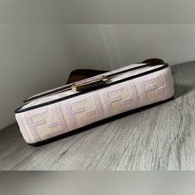 FENDI  Новейшая ограниченная серия Baguette «Багет» — это класси