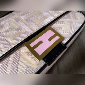 FENDI  Новейшая ограниченная серия Baguette «Багет» — это класси