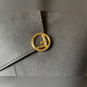 FENDI Новая сумка Изготовлена из импортной телячьей кожи, с изыс