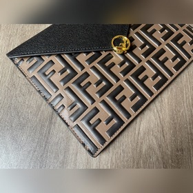 FENDI Новая сумка Изготовлена из импортной телячьей кожи, с изыс