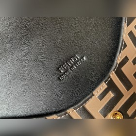 FENDI Новая сумка Изготовлена из импортной телячьей кожи, с изыс