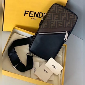 Одноплечевая сумка FENDI Средний раздел, карман на молнии спереди