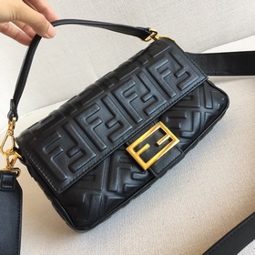 Сумка FENDI Baguette Конечно же, она легко привлекает внимание и