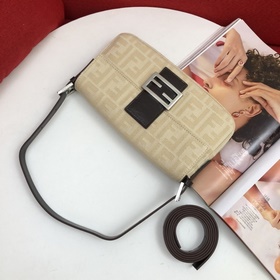 FENDI Молочно-белая сумка в стиле средневекового батона серебрис