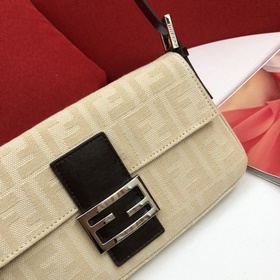 FENDI Молочно-белая сумка в стиле средневекового батона серебрис