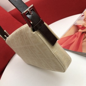FENDI Молочно-белая сумка в стиле средневекового батона серебрис