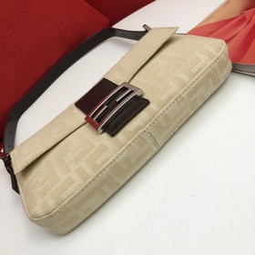 FENDI Молочно-белая сумка в стиле средневекового батона серебрис