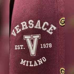 VERSACE Ретро-бейсболка. Ткань подкладки： Когда речь заходит о V