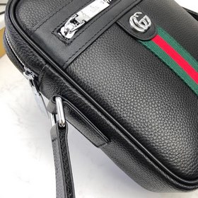 Сумка GUCCI через плечо обладает классической крупной сеткой с му