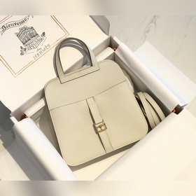 Сумка Hermes через плечо &nbsp; Не подчеркивает дороготу брен