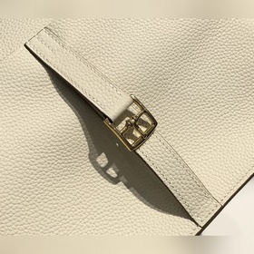 Сумка Hermes через плечо &nbsp; Не подчеркивает дороготу брен