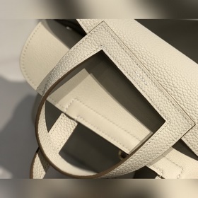 Сумка Hermes через плечо &nbsp; Не подчеркивает дороготу брен