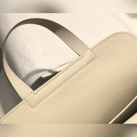 Сумка Hermes через плечо &nbsp; Не подчеркивает дороготу брен