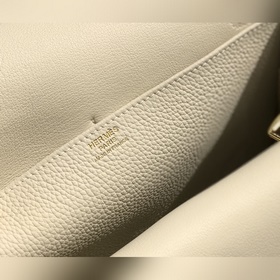 Сумка Hermes через плечо &nbsp; Не подчеркивает дороготу брен