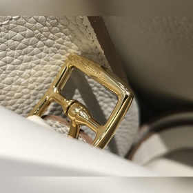 Сумка Hermes через плечо &nbsp; Не подчеркивает дороготу брен